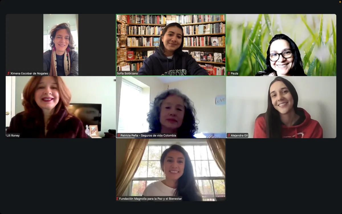 Sofía con un grupo del Laboratorio en un encuentro por videollamada