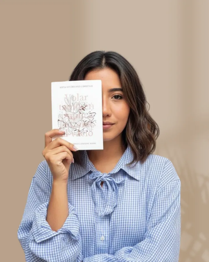 Sofía Solórzano sosteniendo su libro frente a un ojo